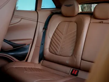 ASTON MARTIN DBX 707