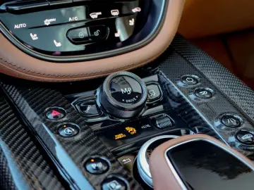 ASTON MARTIN DBX 707