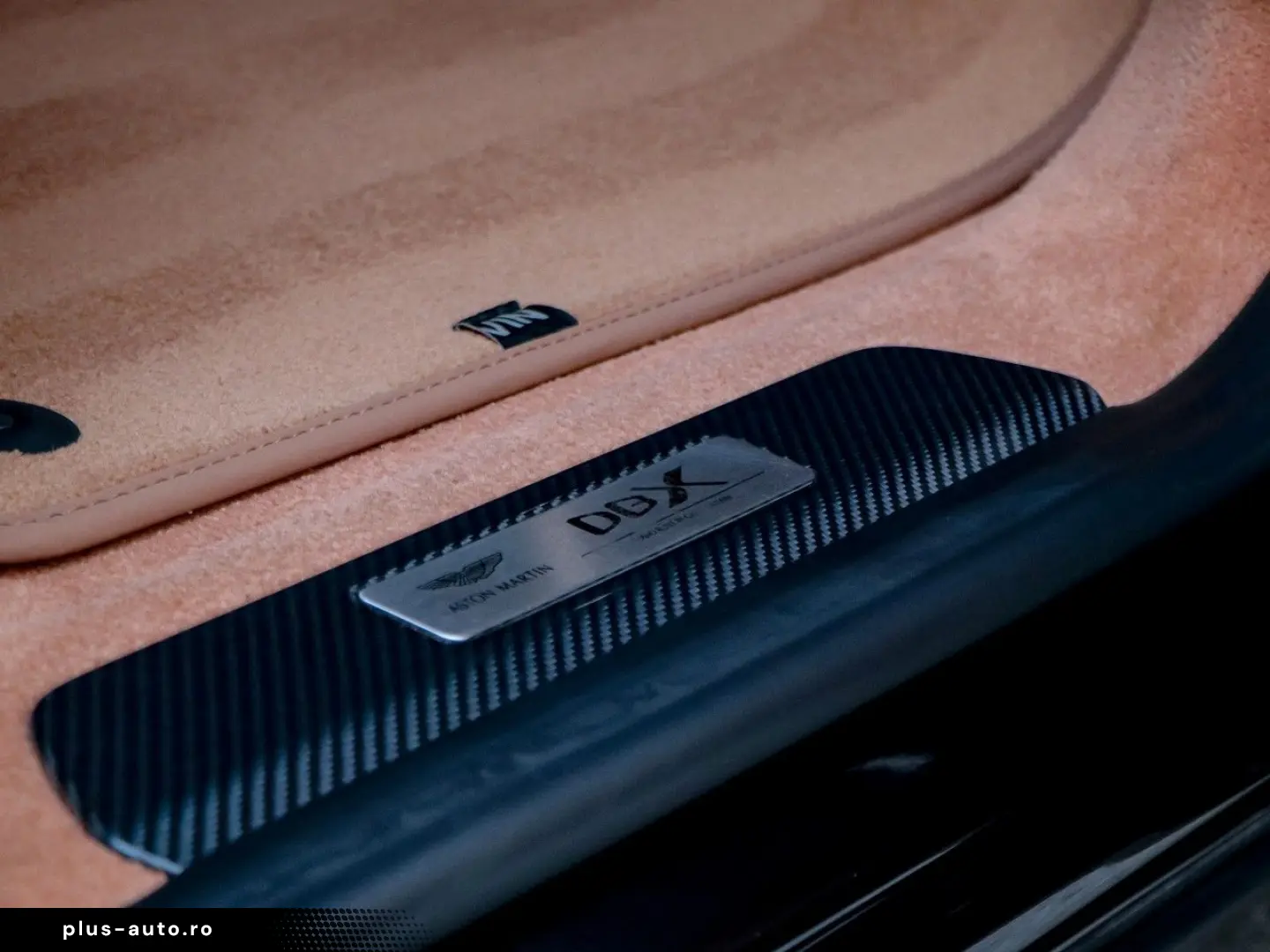 ASTON MARTIN DBX 707