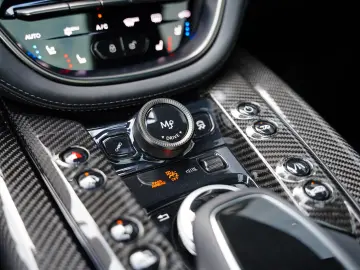 ASTON MARTIN DBX 4.0 V8 707 23 Inch