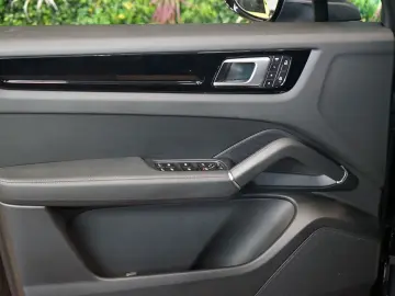 PORSCHE Cayenne PASM TOW APPROVED ACC 59.091€ NETTO