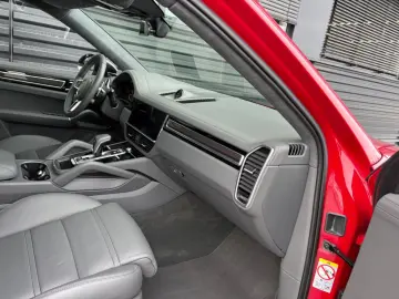 PORSCHE Cayenne GTS Coupe-HEAD UP-KAMINROT-1.HAND