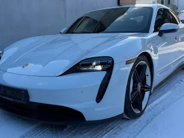 PORSCHE Taycan 4 S Luftfederung 21 Zoll Top Zustand