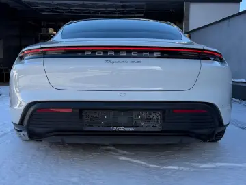 PORSCHE Taycan 4 S Luftfederung 21 Zoll Top Zustand