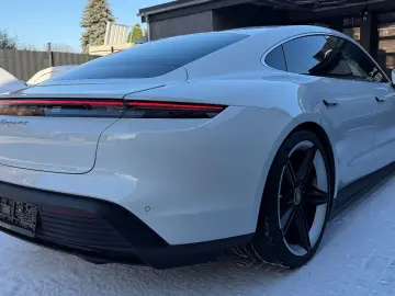 PORSCHE Taycan 4 S Luftfederung 21 Zoll Top Zustand