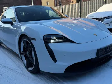 PORSCHE Taycan 4 S Luftfederung 21 Zoll Top Zustand