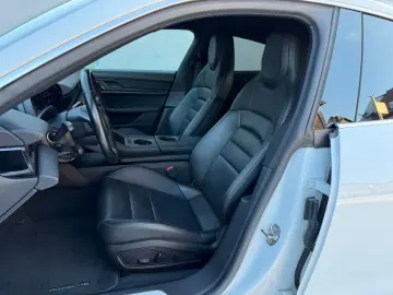 PORSCHE Taycan 4 S Luftfederung 21 Zoll Top Zustand