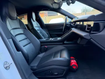 PORSCHE Taycan 4 S Luftfederung 21 Zoll Top Zustand