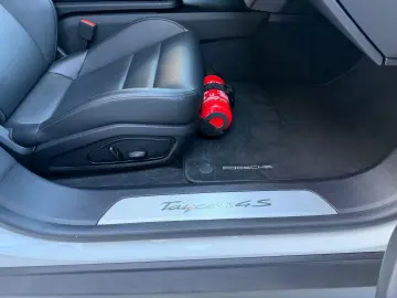 PORSCHE Taycan 4 S Luftfederung 21 Zoll Top Zustand