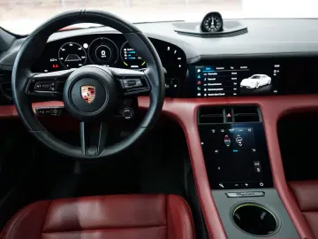 PORSCHE Taycan rot-rot LUFT PANO ACC 18W BOSE MATRIX 21z