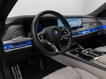 BMW M760e Sky Lounge B&W Fond Ent M-Performance Voll