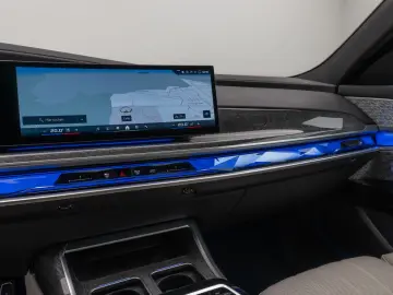 BMW M760e Sky Lounge B&W Fond Ent M-Performance Voll