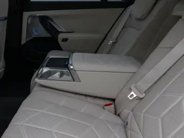 BMW M760e Sky Lounge B&W Fond Ent M-Performance Voll