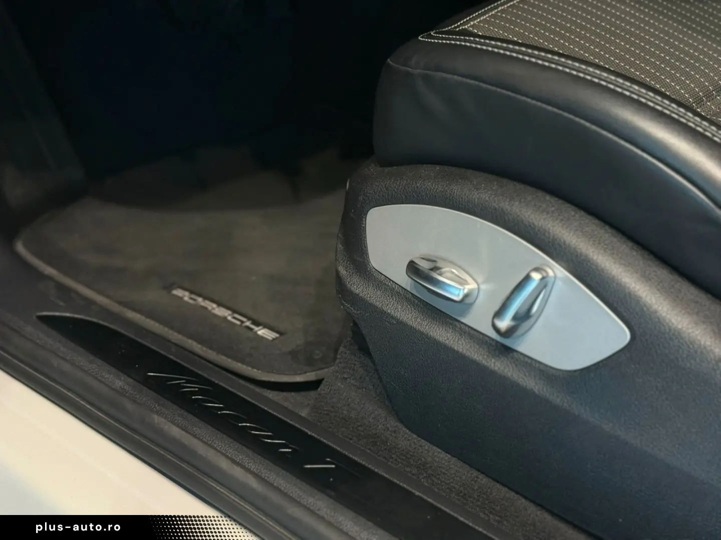 PORSCHE Macan T Alcantara 360