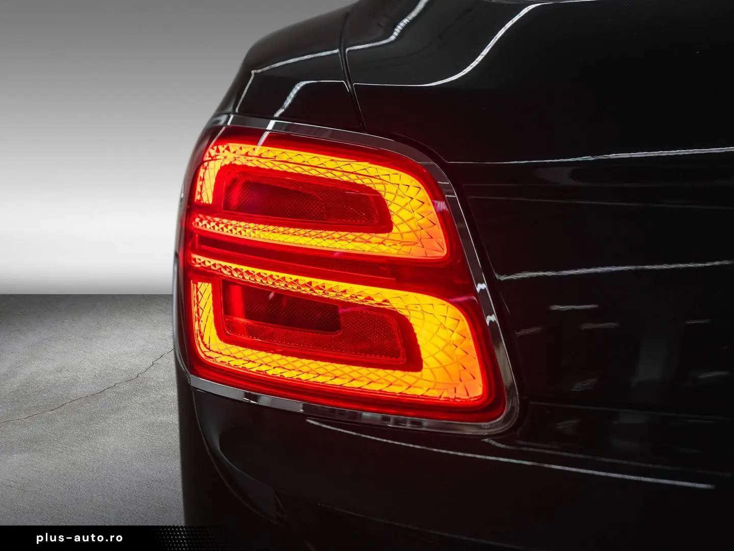 BENTLEY Flying Spur W12  NAIM Rotating Display