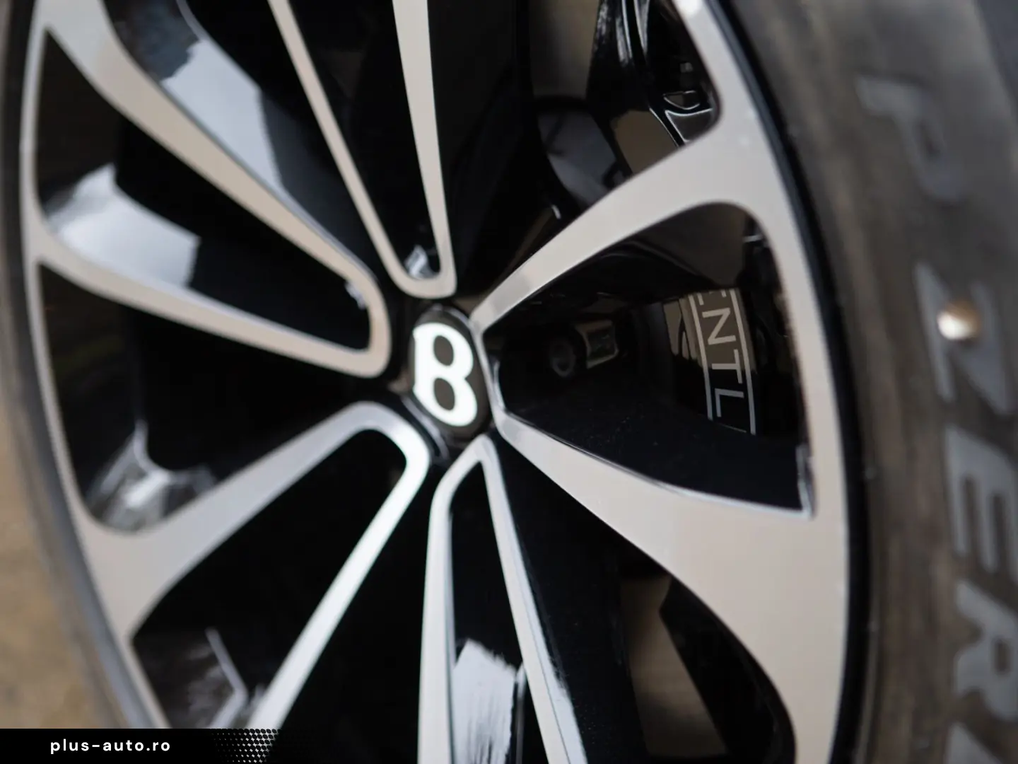 BENTLEY Bentayga 4.0 V8  Front Seat Comfort Mood Light