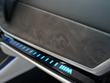 BMW X5 M60 i xDrive EXCLUSIV STHZ AHK PANO ACC MEGA!