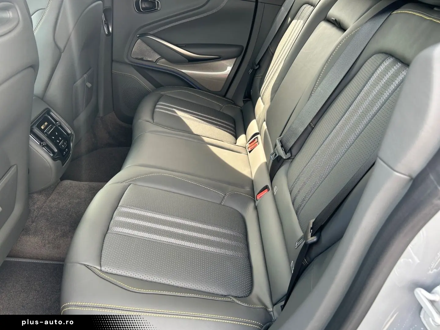 ASTON MARTIN DBX 707