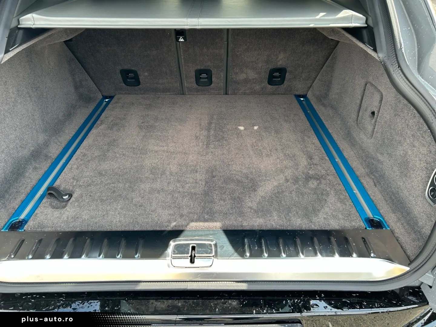 ASTON MARTIN DBX 707