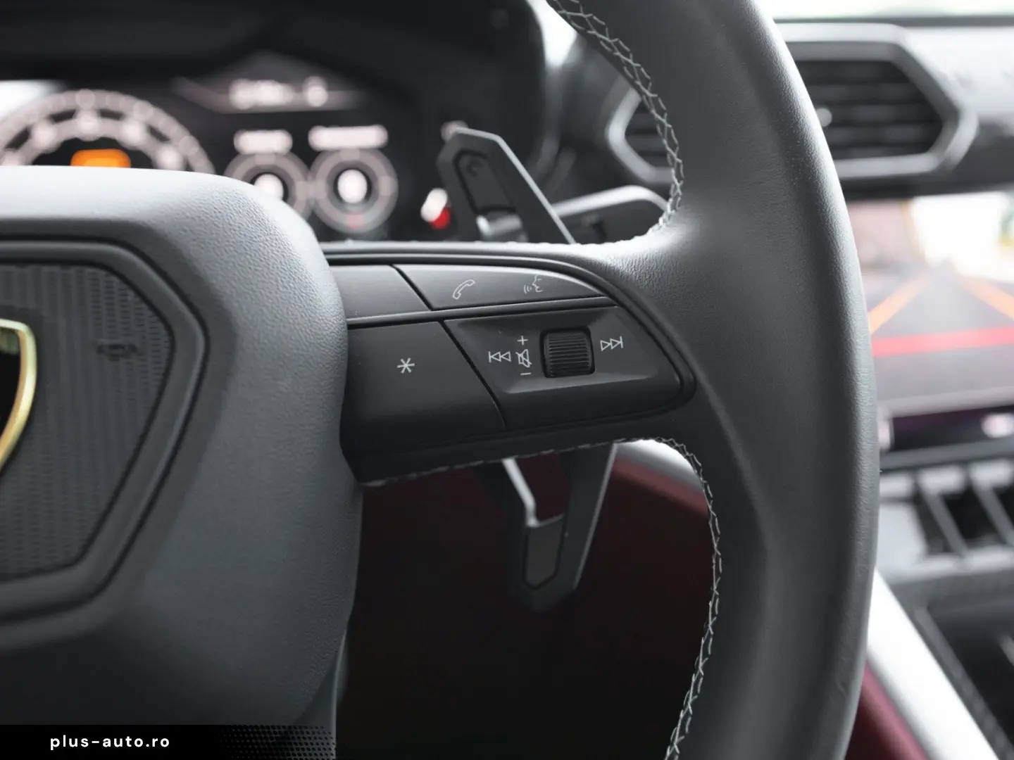 LAMBORGHINI Urus S   Carbon Interior   Night Vision