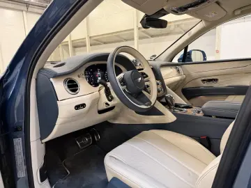 BENTLEY Bentayga 4.0 V8 EWB Azure 4WD Autom.