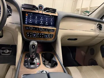 BENTLEY Bentayga 4.0 V8 EWB Azure 4WD Autom.