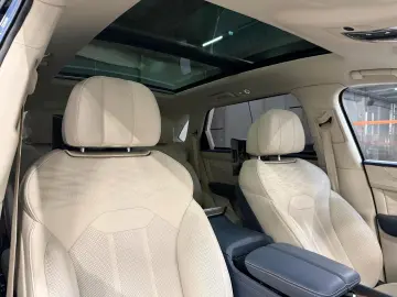 BENTLEY Bentayga 4.0 V8 EWB Azure 4WD Autom.