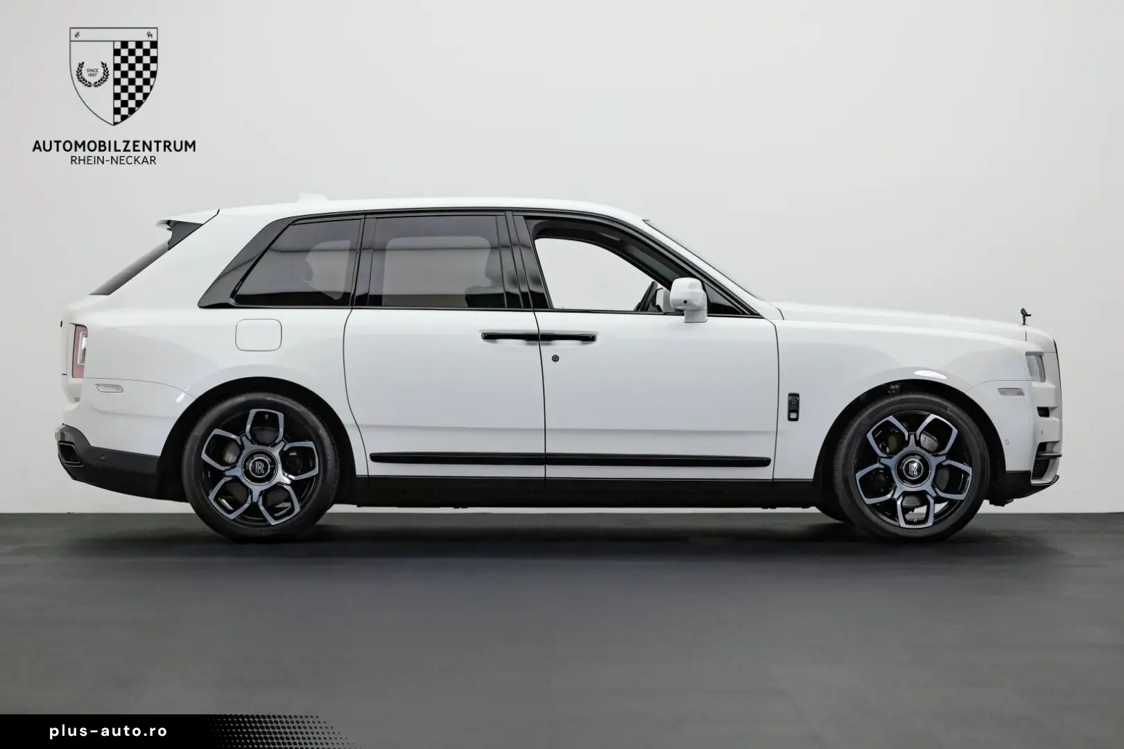 ROLLS ROYCE Cullinan Black Badge Starburst RearSeat Bespoke