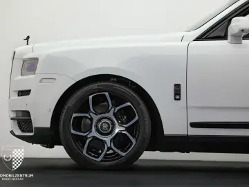 ROLLS ROYCE Cullinan Black Badge Starburst RearSeat Bespoke