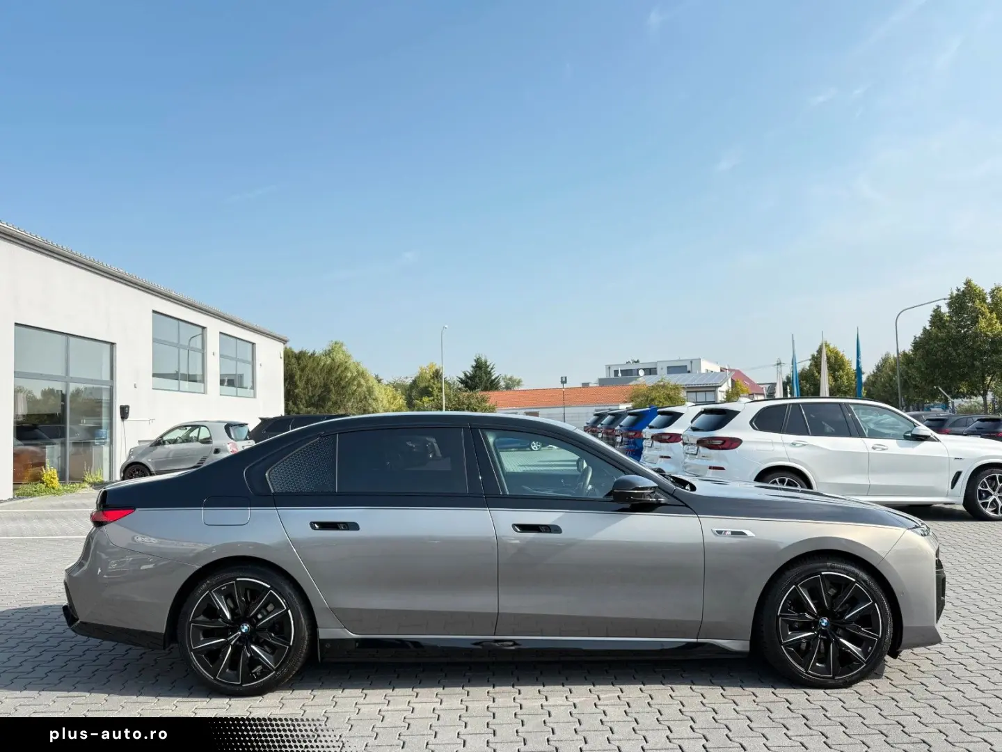 BMW M760e xDrive Two Tone Individual 3xTV SkyLounge