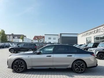 BMW M760e xDrive Two Tone Individual 3xTV SkyLounge