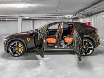 FERRARI Purosangue V12 NO VAT NERO PUROSANGUE CARBON FUL