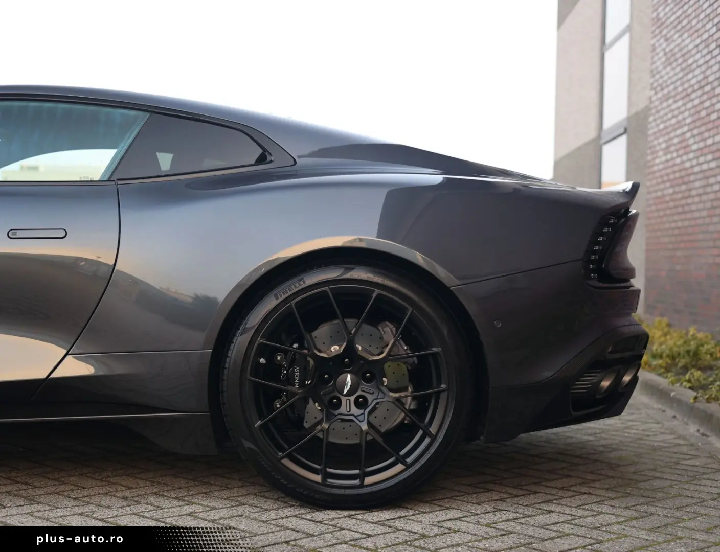 ASTON MARTIN Vanquish 5.2 V12   Q Epsilon Black - B&W