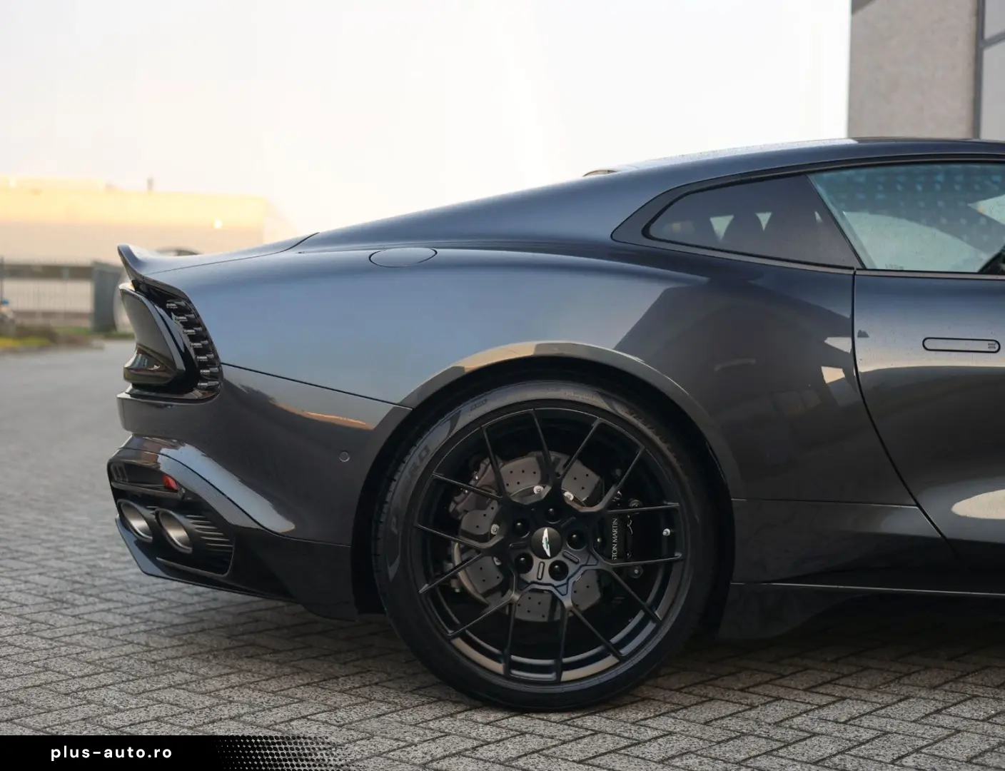 ASTON MARTIN Vanquish 5.2 V12   Q Epsilon Black - B&W