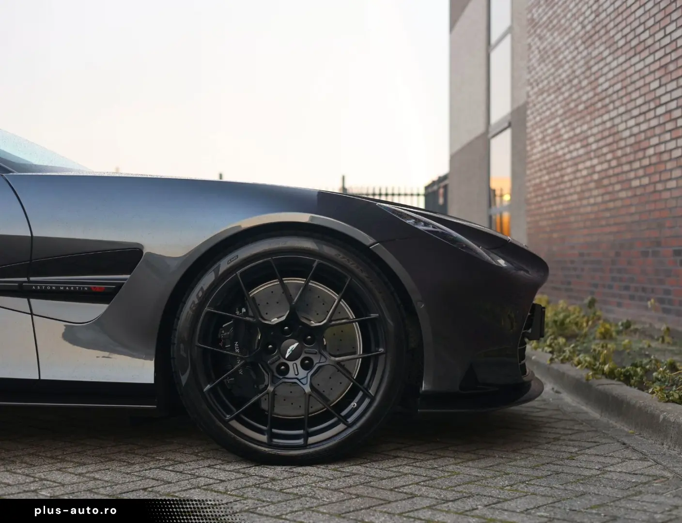 ASTON MARTIN Vanquish 5.2 V12   Q Epsilon Black - B&W