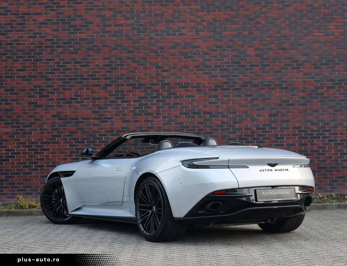 ASTON MARTIN DB12 4.0 V8 Volante   Carbon - Bowers Wilkins