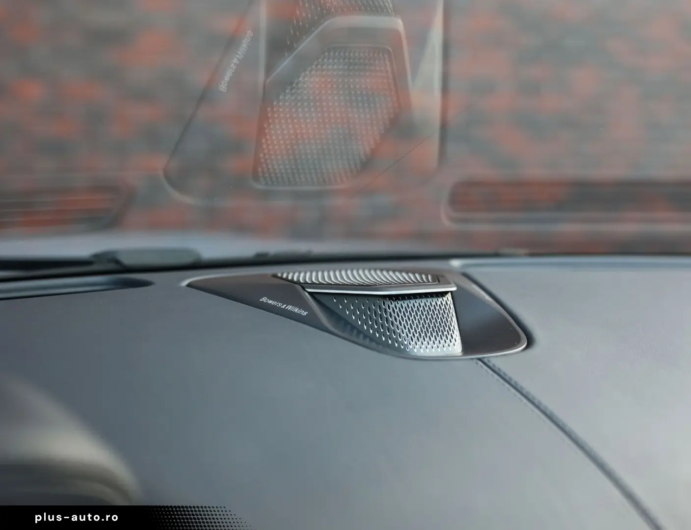 ASTON MARTIN DB12 4.0 V8 Volante   Carbon - Bowers Wilkins