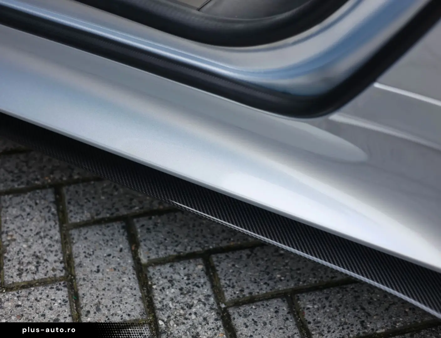 ASTON MARTIN DB12 4.0 V8 Volante   Carbon - Bowers Wilkins