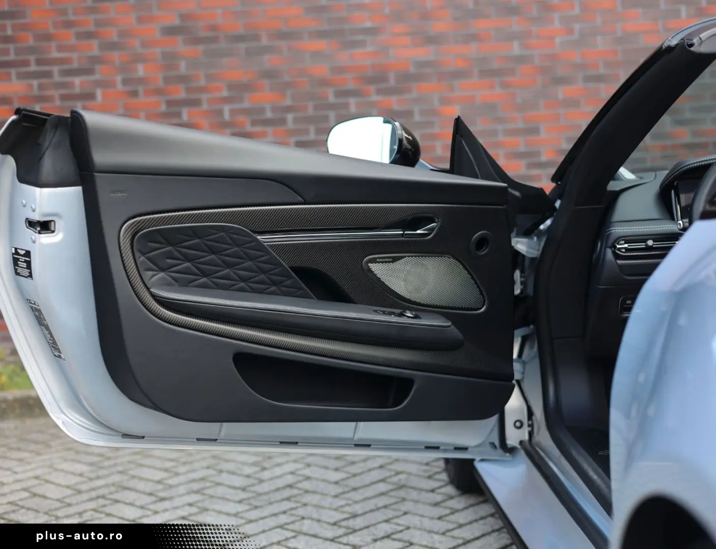 ASTON MARTIN DB12 4.0 V8 Volante   Carbon - Bowers Wilkins