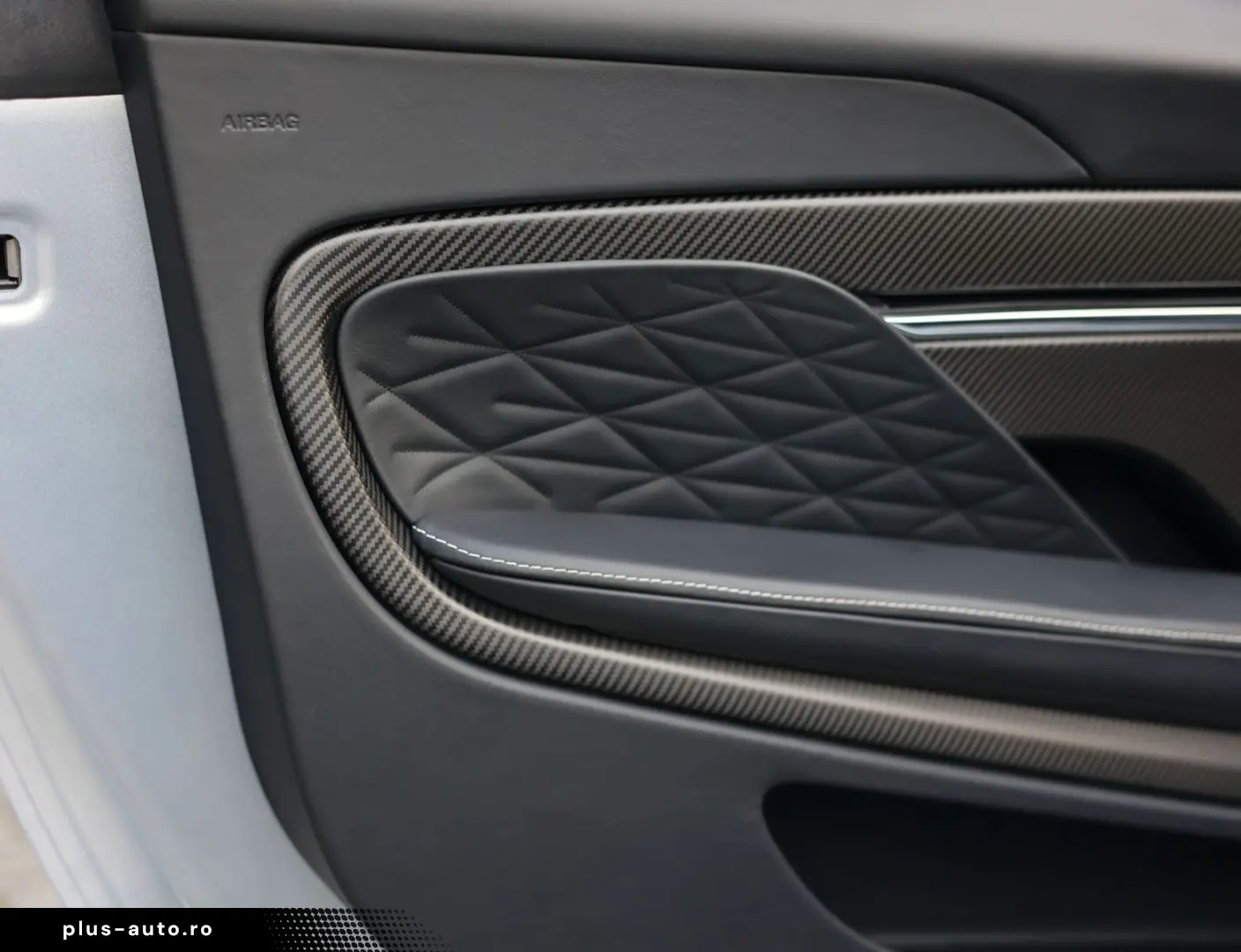 ASTON MARTIN DB12 4.0 V8 Volante   Carbon - Bowers Wilkins