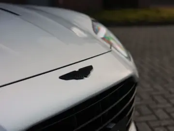 ASTON MARTIN DB12 4.0 V8 Volante   Carbon - Bowers Wilkins
