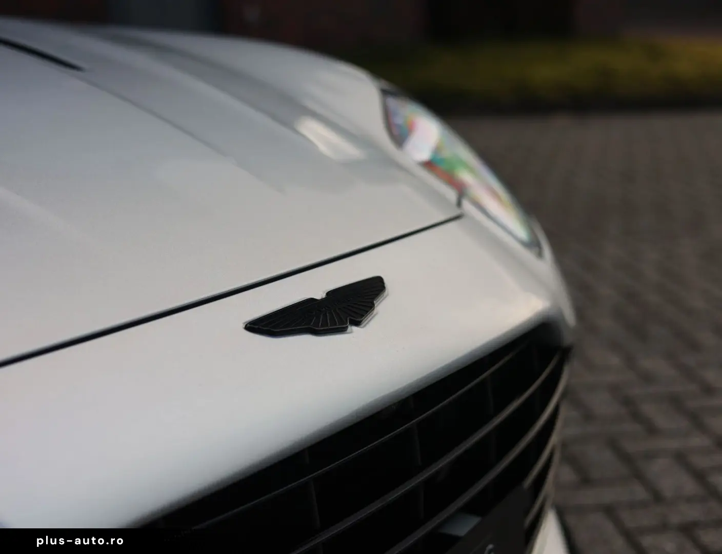 ASTON MARTIN DB12 4.0 V8 Volante   Carbon - Bowers Wilkins