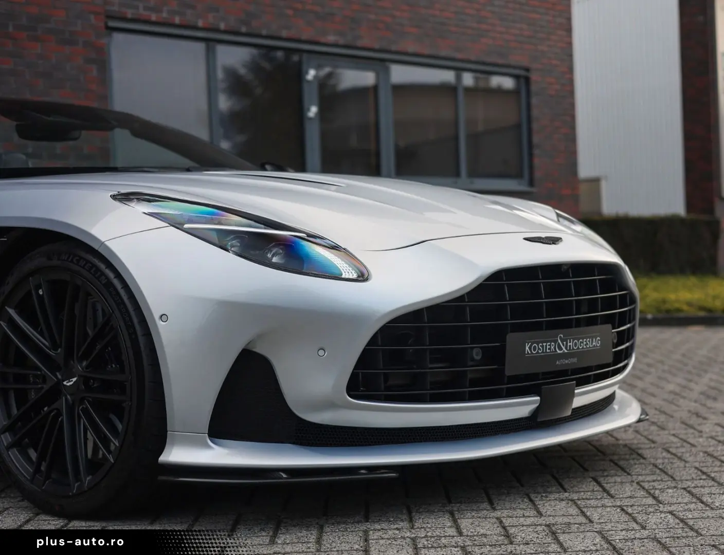 ASTON MARTIN DB12 4.0 V8 Volante   Carbon - Bowers Wilkins
