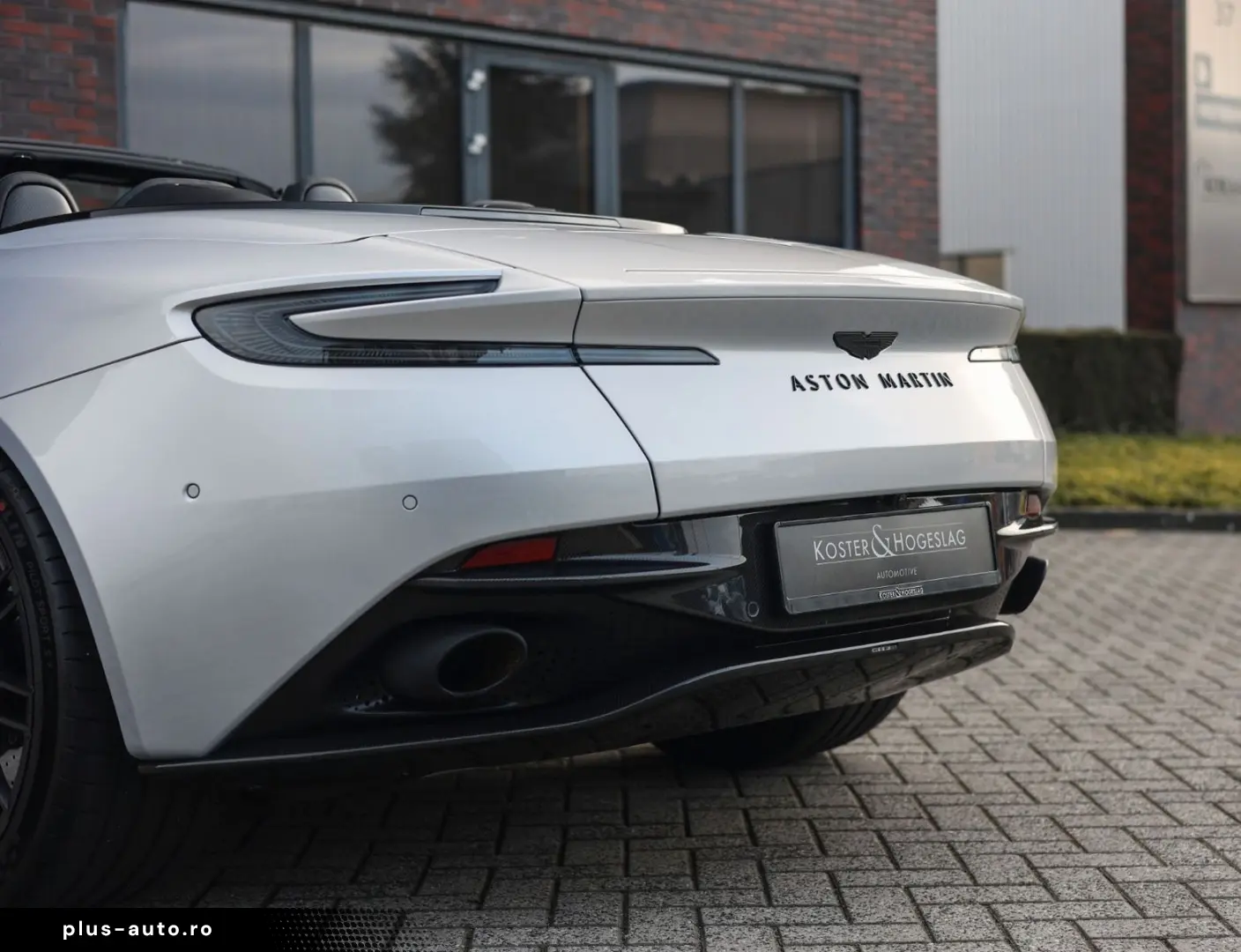 ASTON MARTIN DB12 4.0 V8 Volante   Carbon - Bowers Wilkins
