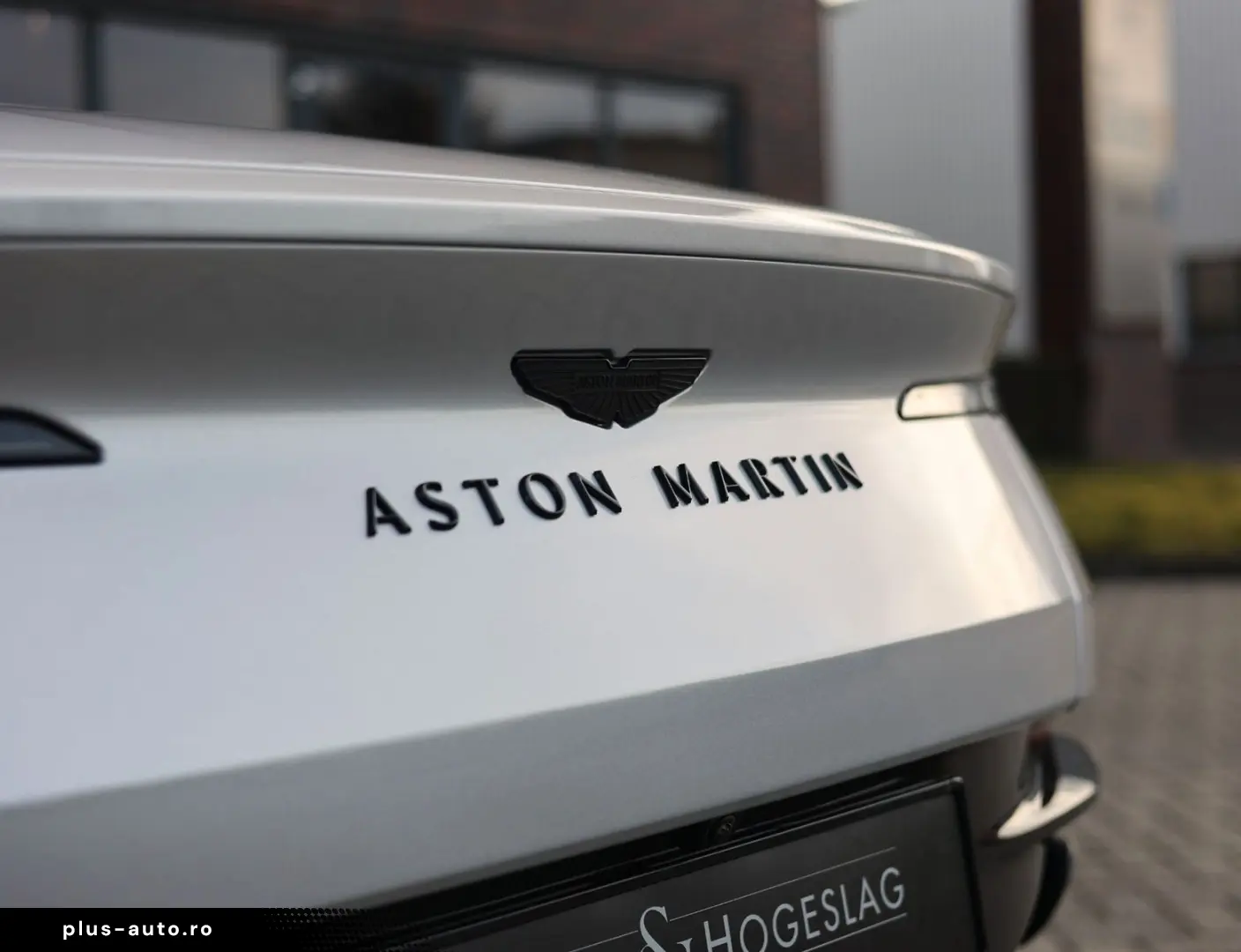 ASTON MARTIN DB12 4.0 V8 Volante   Carbon - Bowers Wilkins