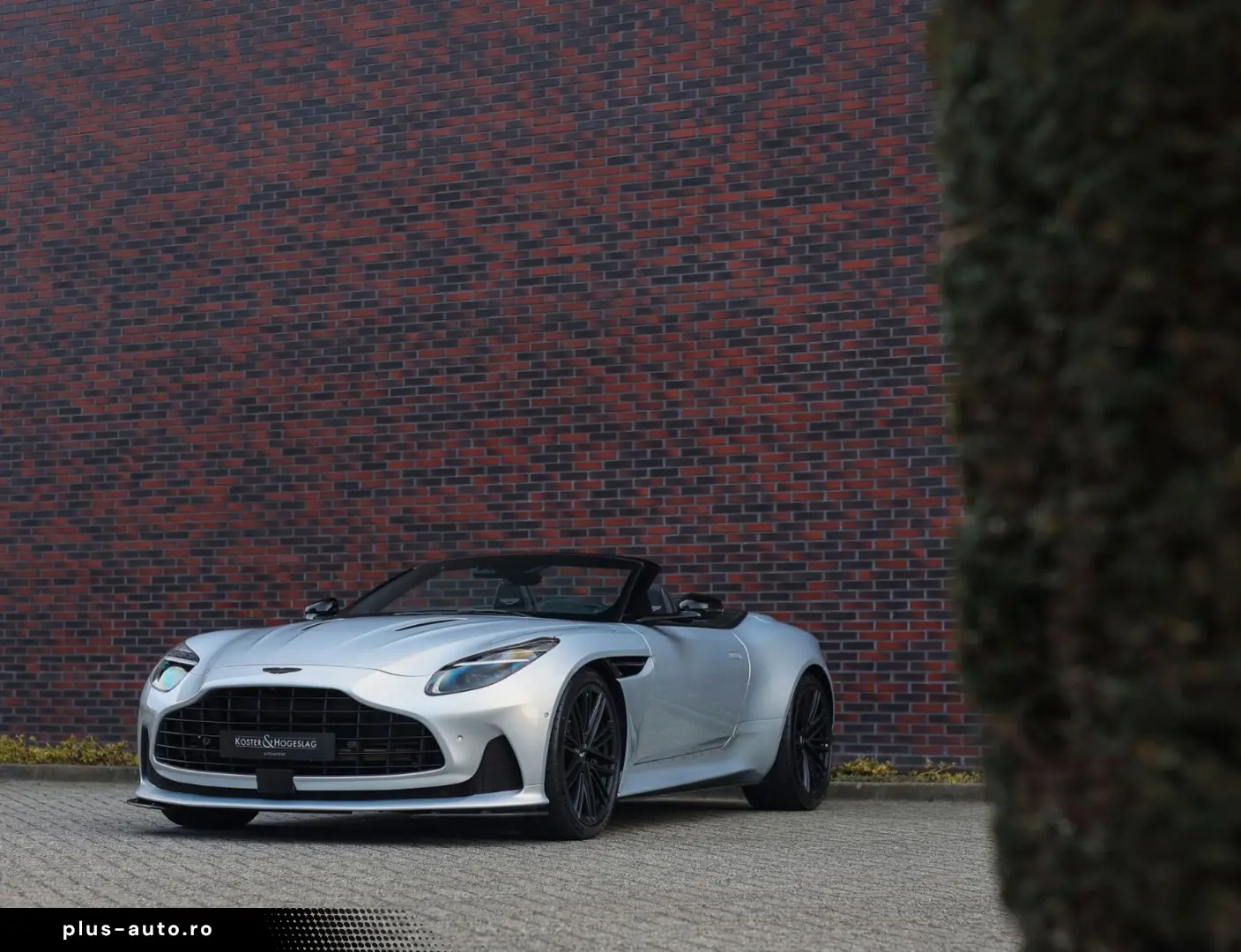ASTON MARTIN DB12 4.0 V8 Volante   Carbon - Bowers Wilkins