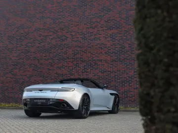 ASTON MARTIN DB12 4.0 V8 Volante   Carbon - Bowers Wilkins