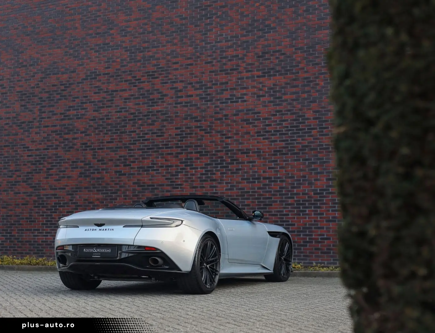 ASTON MARTIN DB12 4.0 V8 Volante   Carbon - Bowers Wilkins