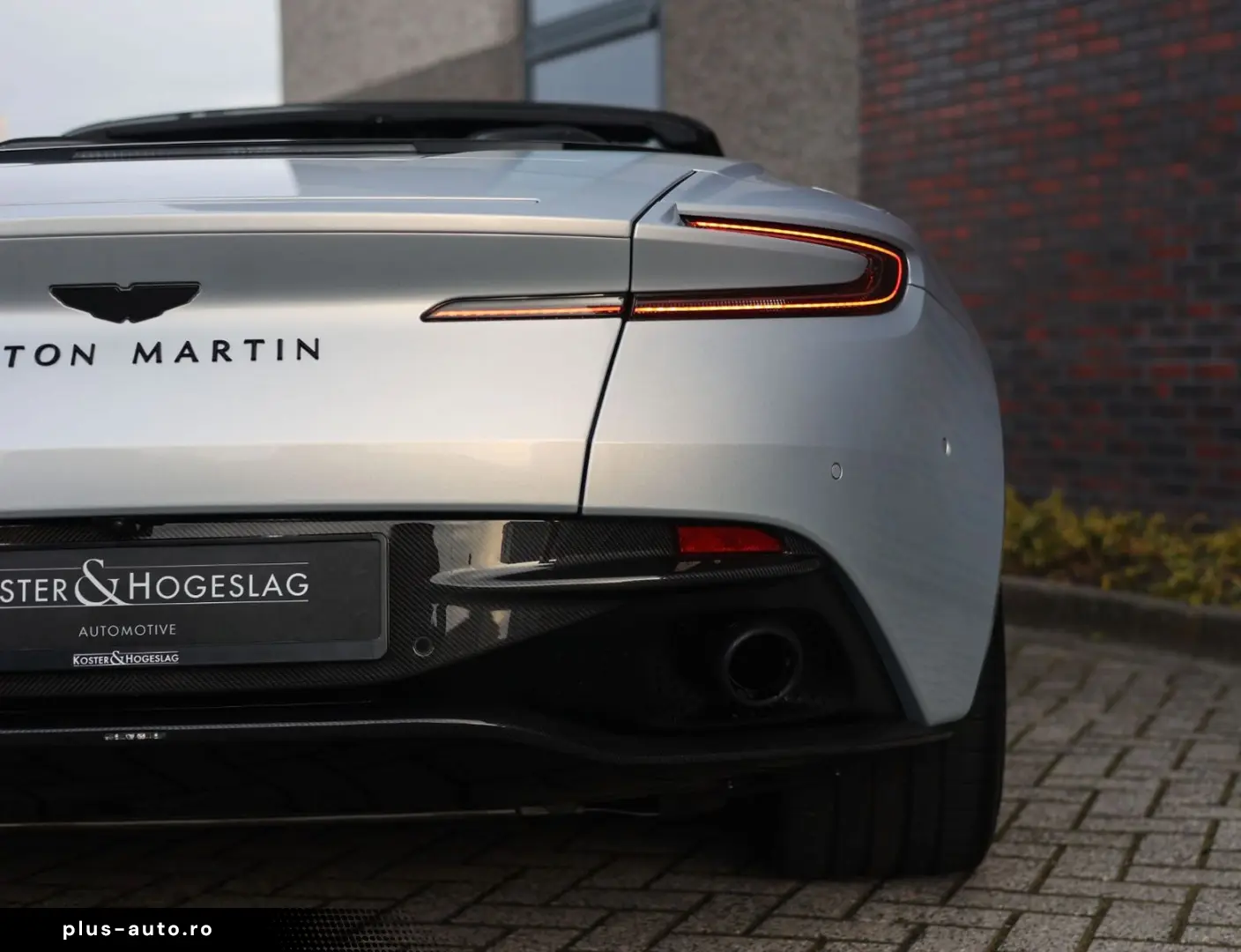 ASTON MARTIN DB12 4.0 V8 Volante   Carbon - Bowers Wilkins
