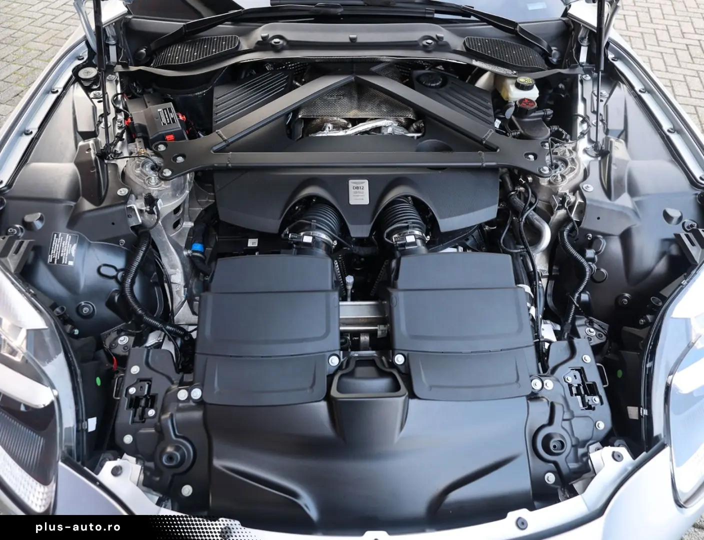 ASTON MARTIN DB12 4.0 V8 Volante   Carbon - Bowers Wilkins